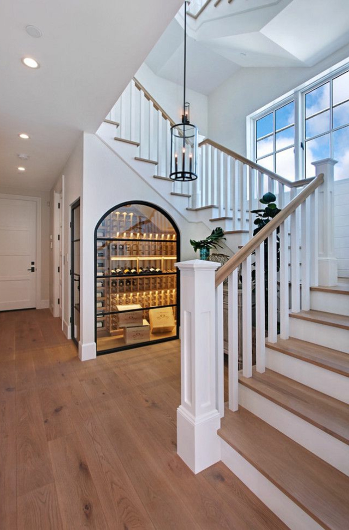 amenagement-placard-sous-escalier-idee-deco-escalier-à-voir-verre-vin-cool-chic-intérieur