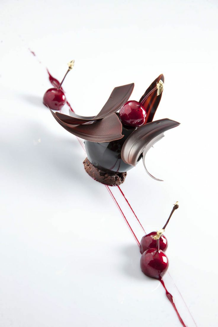 assiette-de-présentation-arrangement-brillant-avec-chocolat