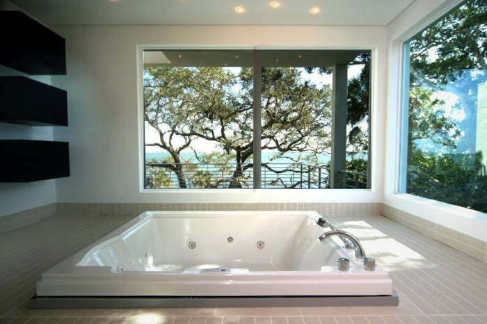 baignoir-jacuzzi-baignoire-angle-balnéo-design-moderne-vue-arbres
