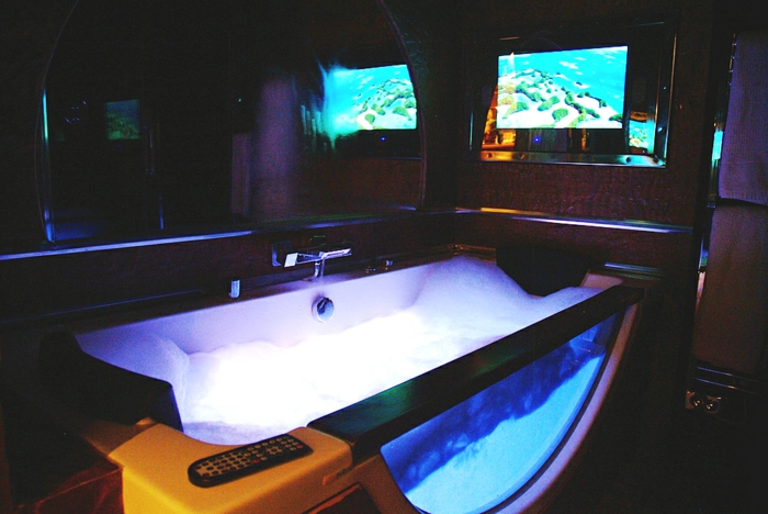 baignoire-spa-jacuzzi-baignoire-leroy-merlin-claire-aquarium-tv-dans-la-salle-de-bain