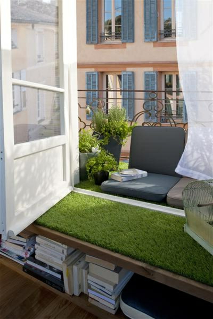 balcon-avec-pelouse-artificielle-faux-gazon-vert-balcon-belle-vue-rideaux-longs-blanc