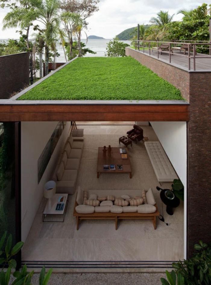 balcon-avec-pelouse-artificielle-faux-gazon-vert-balcon-belle-vue-sur-le-mer