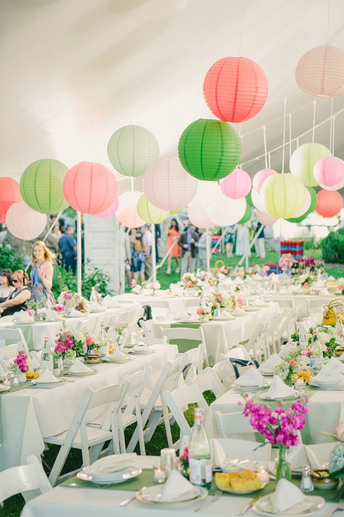 boule-chinoise-colorée-table-blanche-set-de-table-mariage-decoration-chaises-de-table-blanches