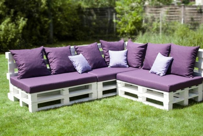 canape-en-palette-de-couleur-violet-fabriquer-des-meubles-avec-des-palettes-salon-de-jardin-en-palette