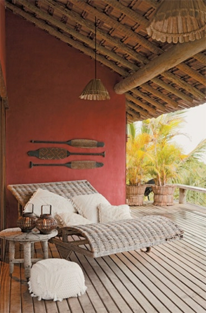 canapé-en-osier-rotin-design-meubles-d-extérieur-véranda-sol-en-plancher-mur-rouge