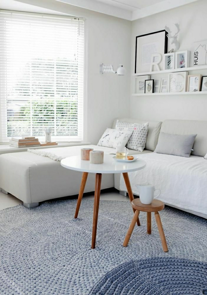 canapé-gris-tapis-bleu-petite-table-basse-ronde-en-bois-table-de-salon-design