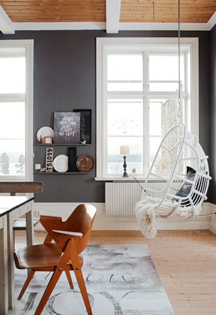 chaise-en-bois-blanc-chaise-suspendue-aménagement-de-salon-moderne-tapis-beige