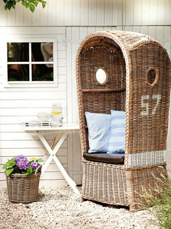 chaise-en-osier-bois-cailloux-blancs-décoration-de-jardin-meubles-en-osier-de-jardin