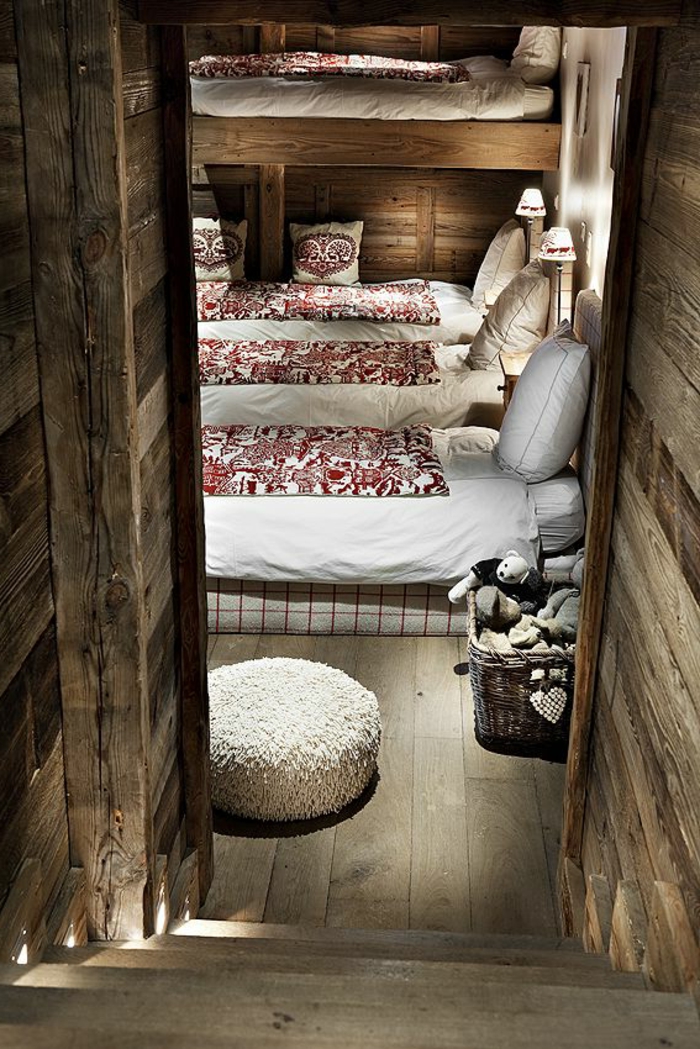 chalet-habitable-en-bois-chambre-a-coucher-lit-en-bois-massif-intérieur-moderne