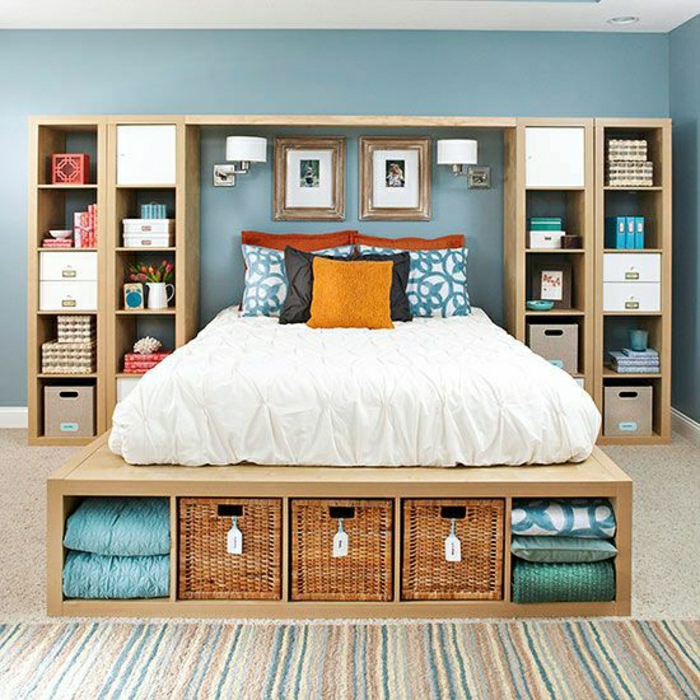 chambre-a-coucher-de-couleur-pastel-mur-bleu-pastel-tapis-coloré-mur-bleu