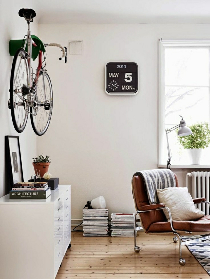 commode-blanche-murs-blancs-et-décoration-avec-vélo