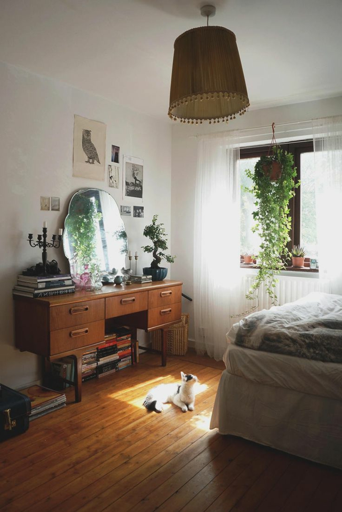 commode-en-bois-dans-une-chambre-à-coucher-cosy