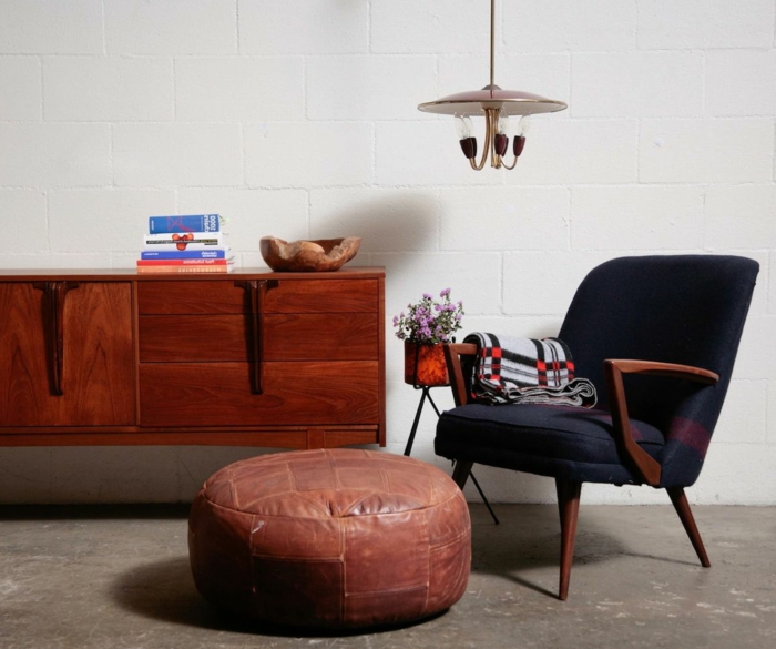 commode-en-bois-fauteuil-et-pouf-en-cuir-marron