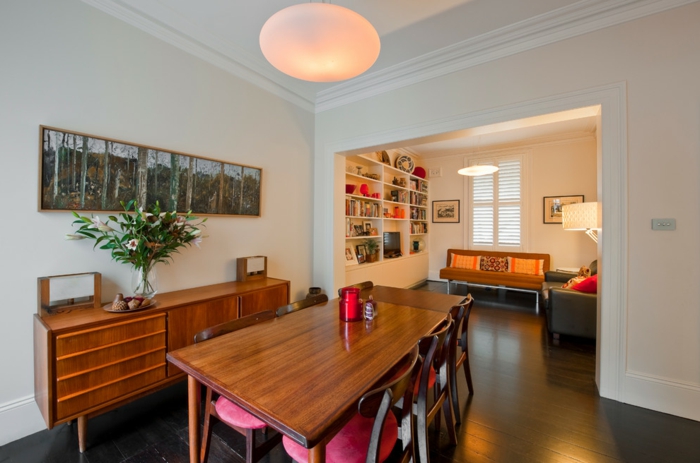 commode-en-bois-murs-blancs-salle-à-manger