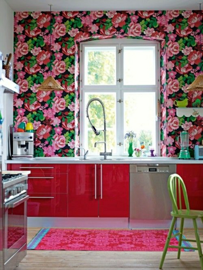 cuisine-rouge-rose-tapis-rose-sol-en-plancher-massif-mur-coloré-meubles-de-cuisine