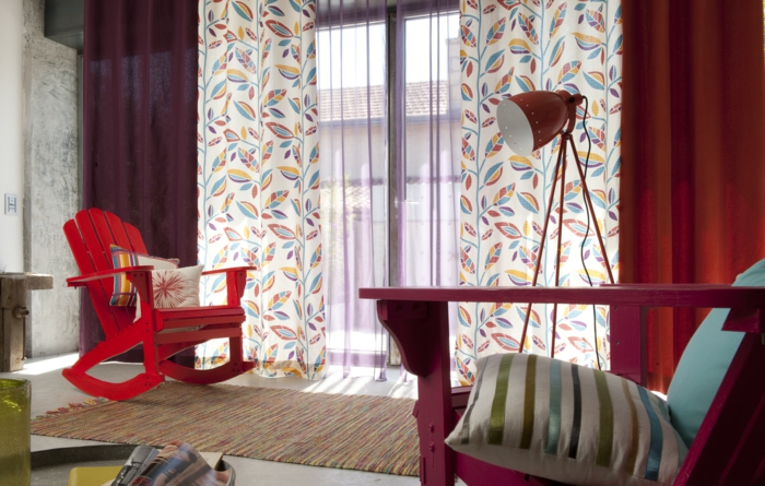 double-rideau-pas-cher-design-ikea-de-couleur-rouge-tapis-coloré-chaises-lampe-de-salon-rouge