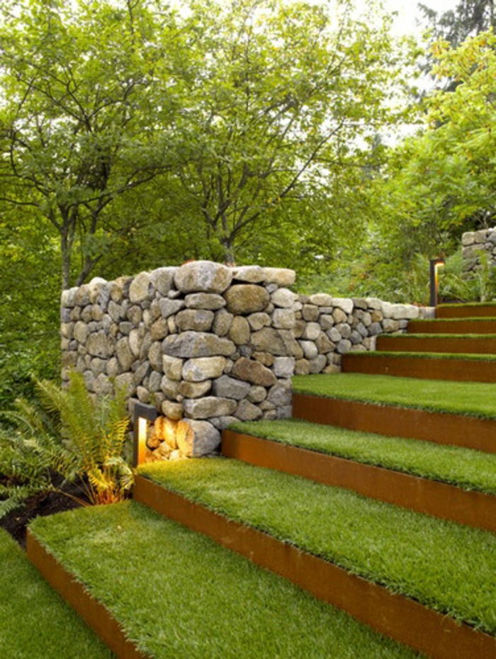 décoration-avec-pelouse-synthétique-escalier-avec-tapis-de-faux-gazon-idées-pour-le-jardin