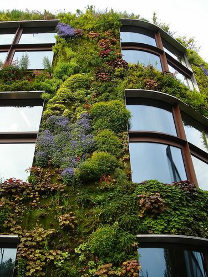 décoration-avec-pelouse-synthétique-mur-de-gazon-artificiel-maison-extérieur