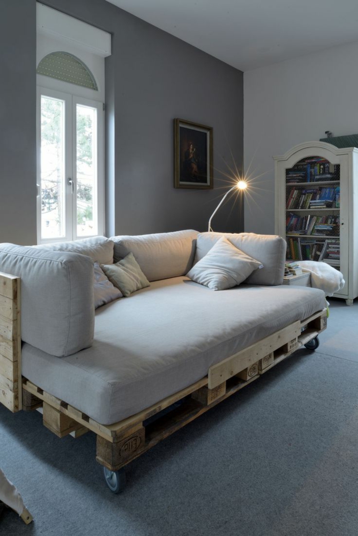 fabriquer-des-meubles-avec-des-palette-canape-palette-salon-moderne-intérieur-gris