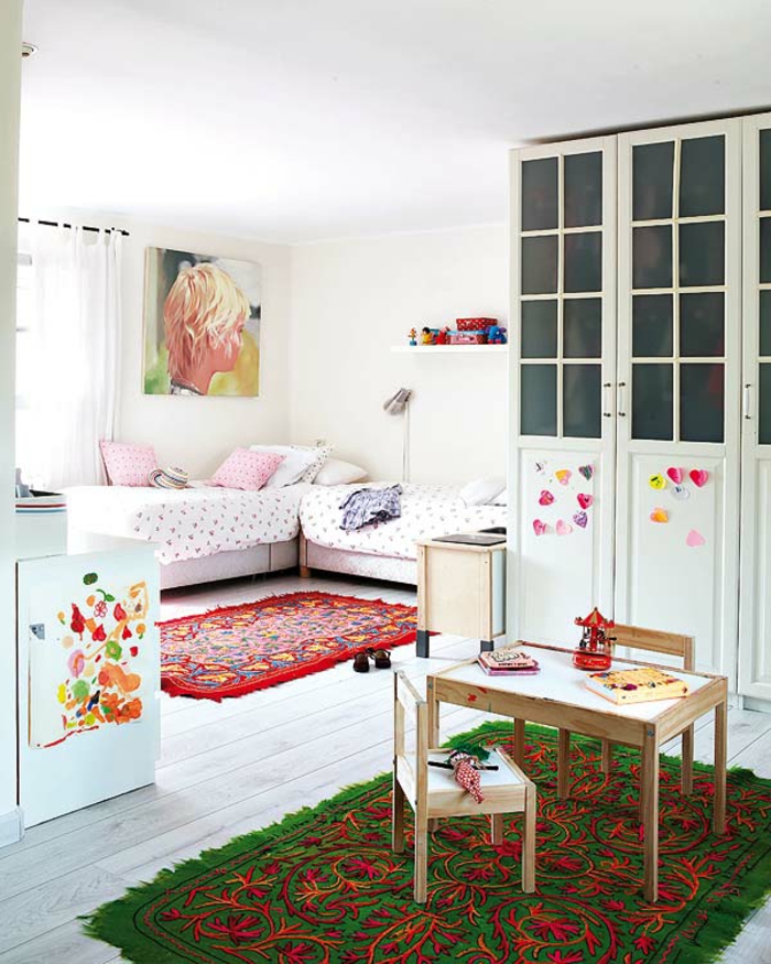 feng-shui-chambre-d-enfant-tapis-vert-roge-sol-en-parquet-blanc-tapis-coloré
