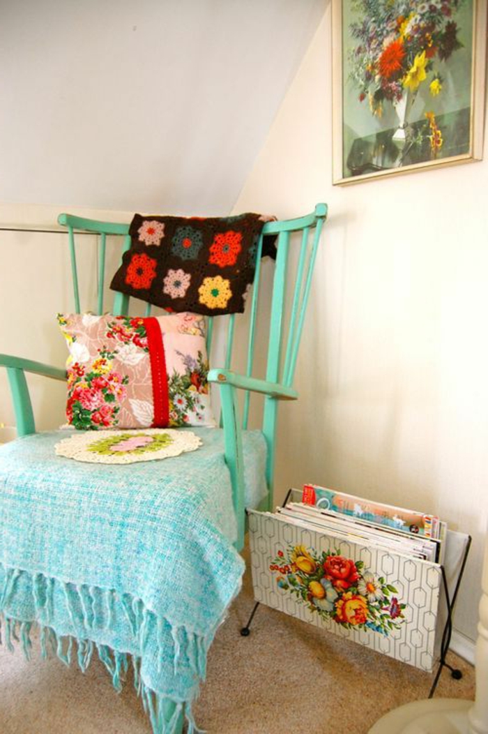 galette-de-chaise-déhoussable-coloré-idée-originale-galettes-de-chaise-ikea-chaise-en-bois-bleu