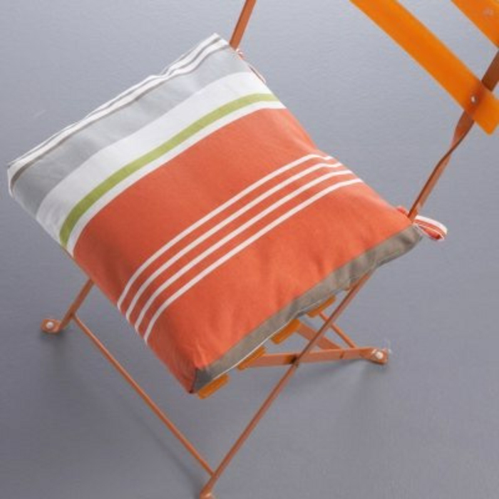 galette-de-chaise-déhoussable-design-original-chaise-en-fer-orange-idée-originali-choisir-une-galette-de-chaise