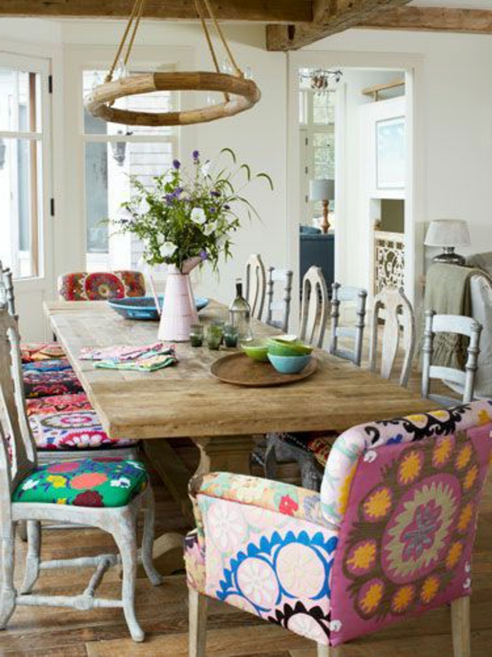 galette-de-chaise-pas-cher-colorée-une-grande-table-en-bois-massif-pour-la-cuisine