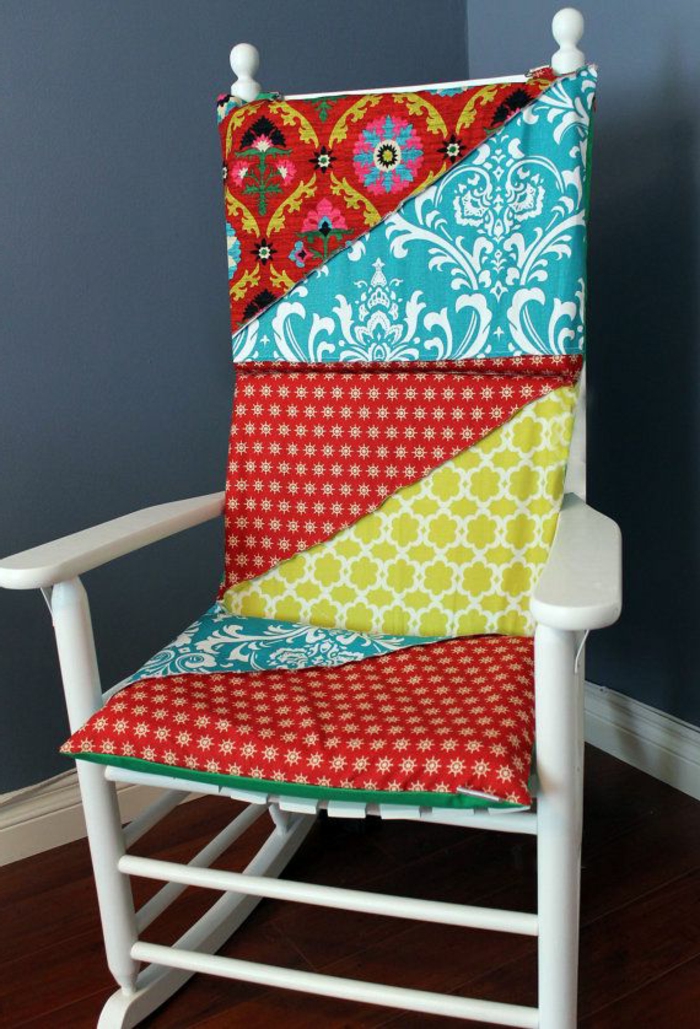 galettes-de-chaise-ikea-colorée-pour-une-chaise-bercante-en-bois-blanc