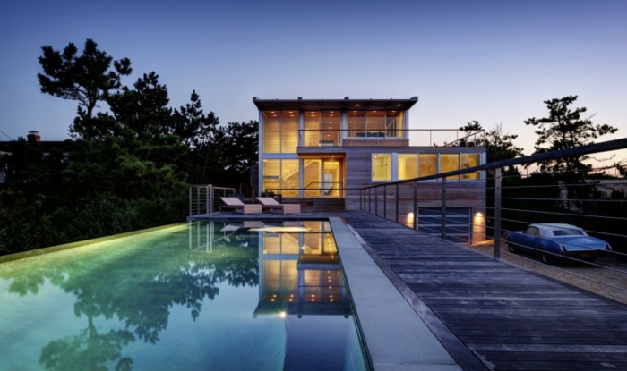 garde-corps-extérieur-villa-moderne-avec-piscine-infinie