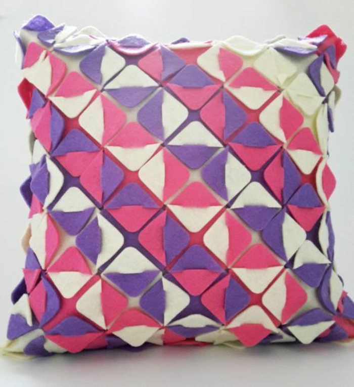 housse-de-coussin-origami-en-blanc-et-pourpre