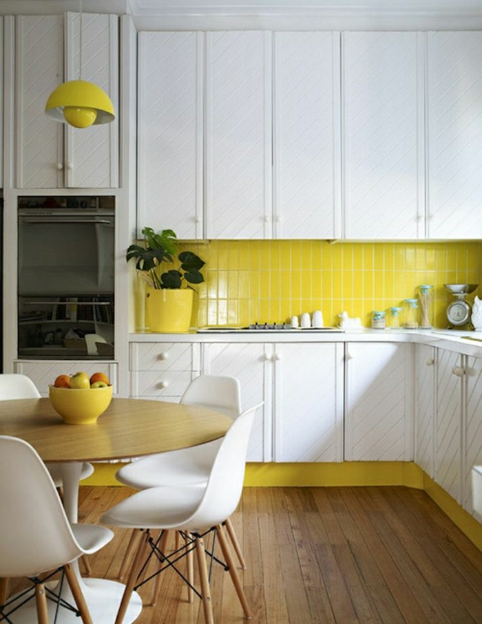 idée-couleur-cuisine-jaune-blanche-chaises-de-cuisine-blanches-table-de-cuisine-en-bois