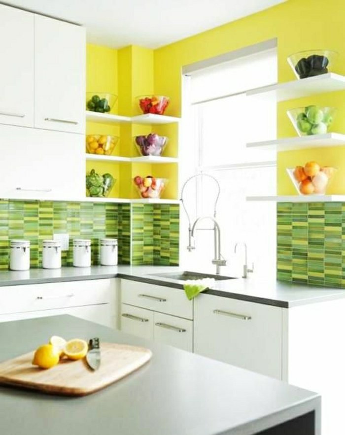 idée-couleur-cuisine-jaune-verte-bar-de-cuisine-mur-jaune-meubles-blancs-table-de-cuisine