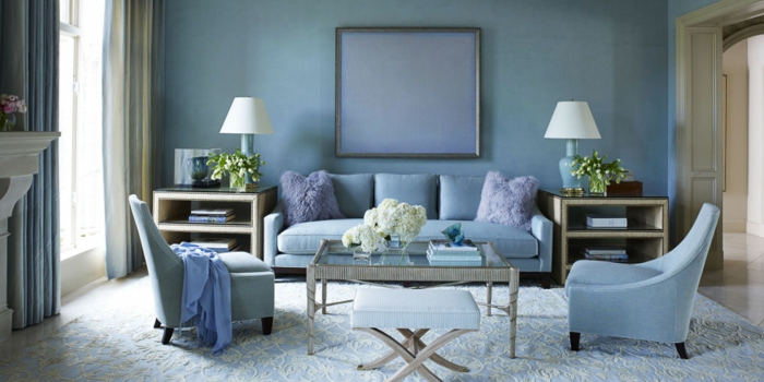 idée-décoration-aménager-son-salon-bleu-violet-fleurs-vase