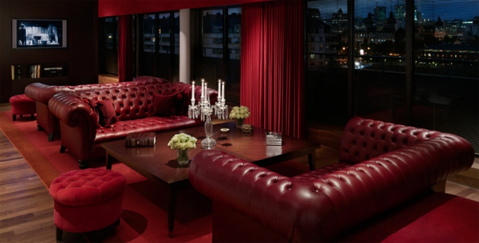 intérieur-de-luxe-canapé-avec-rideaux-longs-de-couleur-carmin-rouge-pourpre