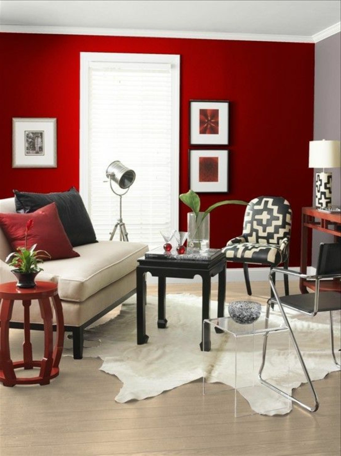 intérieur-moderne-mur-rouge-couleur-carmin-tapis-peau-d-animal-sol-en-parquet