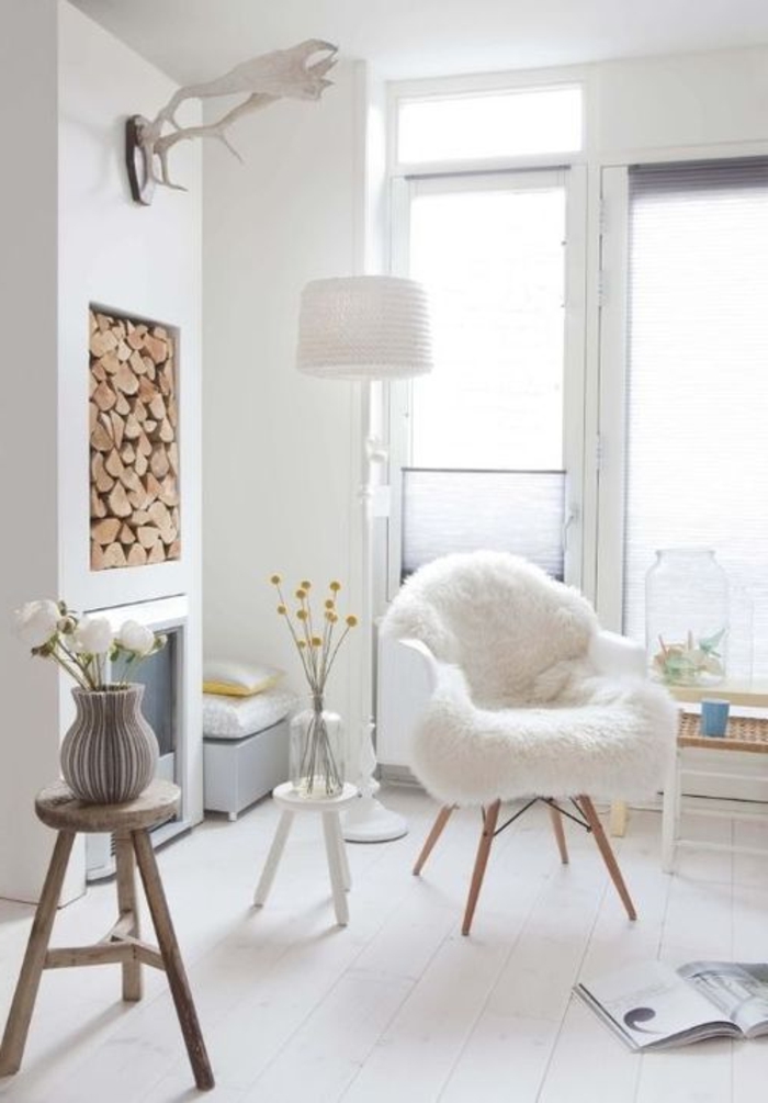 intérieur-scandinave-meubles-scandinaves-une-chaise-blanche-dans-le-salon-de-couleur-taupe