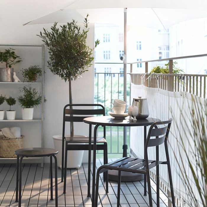 joli-balcon-avec-parasol-déporté-de-couleur-blanc-table-chaises-de-terrasse