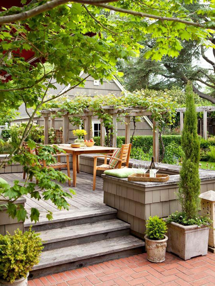 joli-jardin-avec-meubles-de-jardin-en-bois-massif-table-et-chaises-de-jardin-pas-cher-ikea
