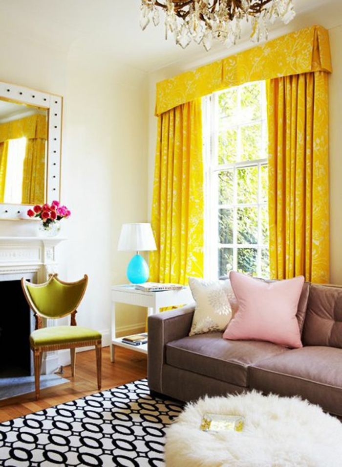 joli-salon-plein-de-lumière-rideaux-occultants-de-couleur-jaune-rideau-occultant-canapé-beige