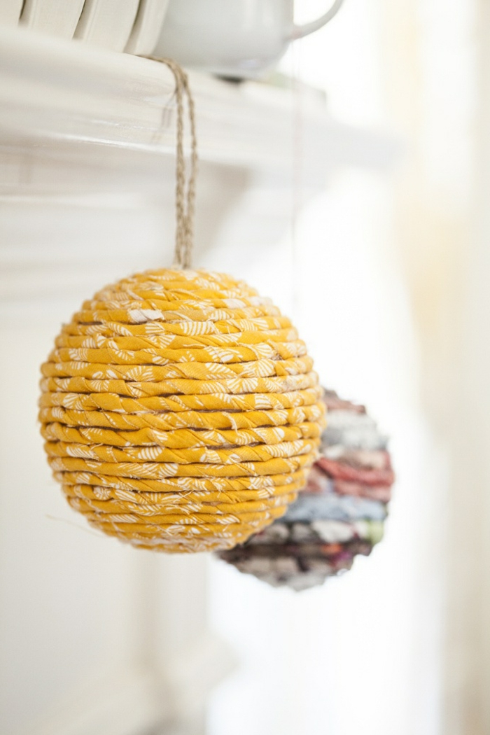 jolie-decoration-avec-boules-chinoises-lanterne-papier-colorée-boules-en-papier-jaune-coloré