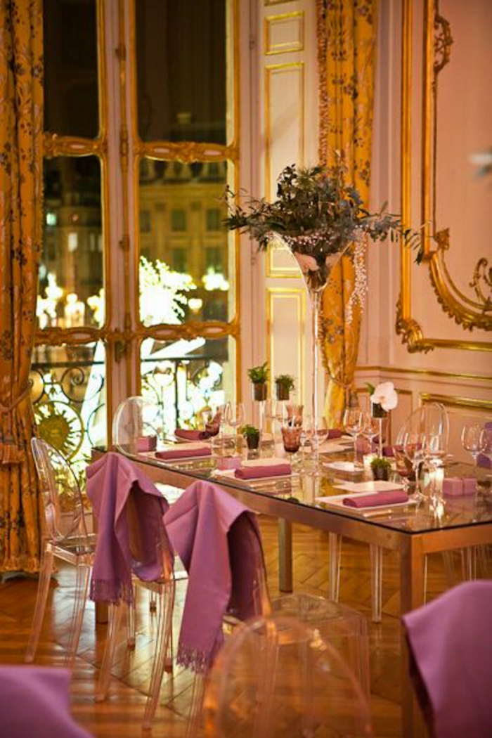 jolie-table-avec-un-plateau-de-table-en-verre-intérieur-de-luxe-chaises-transparentes