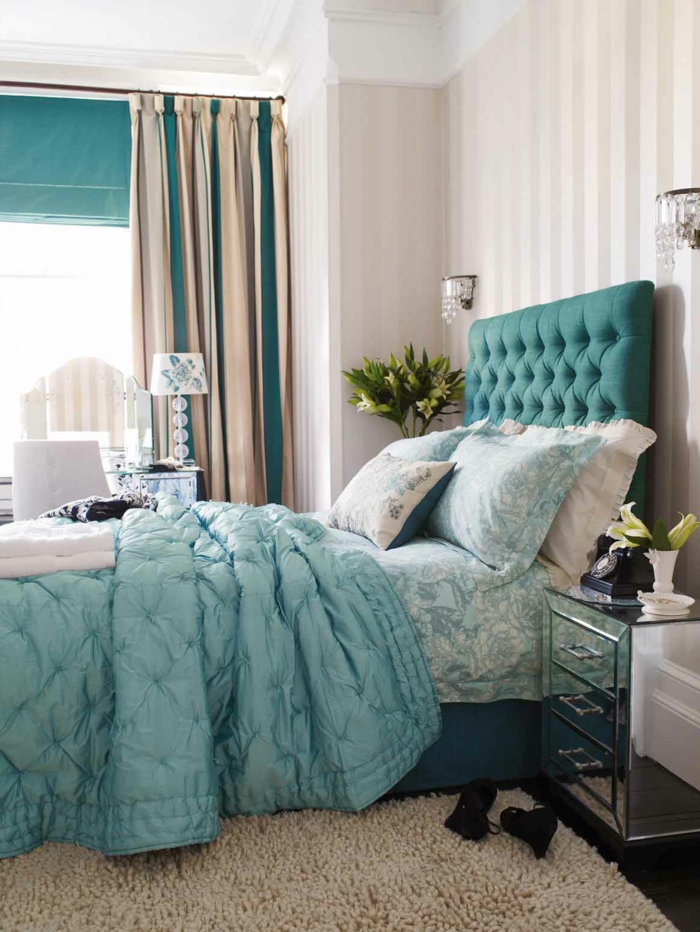la-plus-belle-chambre-à-coucher-avec-rideaux-occultants-beiges-bleus-tapis-beige