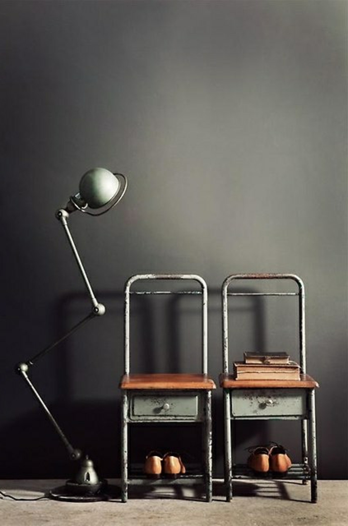 lampe-jielde-décor-gris-chaises-industrielles