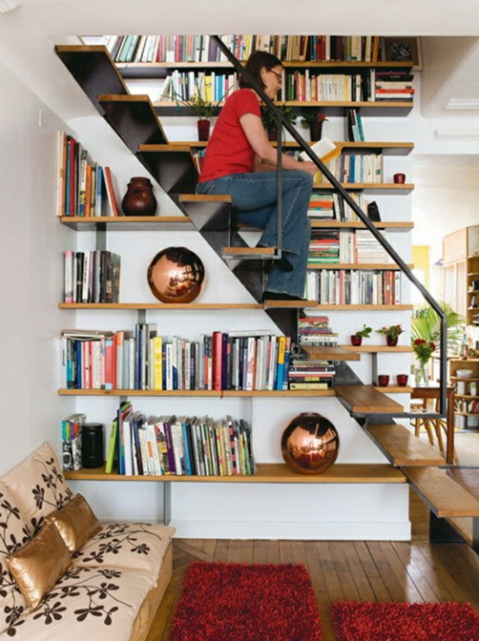 le-meuble-escalier-etagere-escalier-aménagement-sous-escalier-femme-lire-bibliothèque-sous-escalier