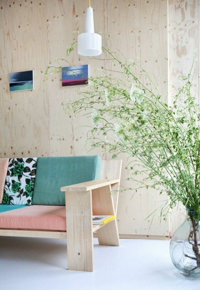les-couleurs-pastels-pour-le-salon-moderne-un-canapé-de-couleur-pastel-mur-beige-plantes-vertes