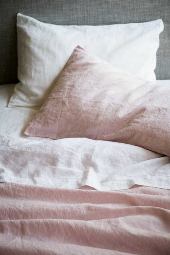 linge-de-lit-en-lin-housses-de-coussins-en-blanc-et-rose-pâle