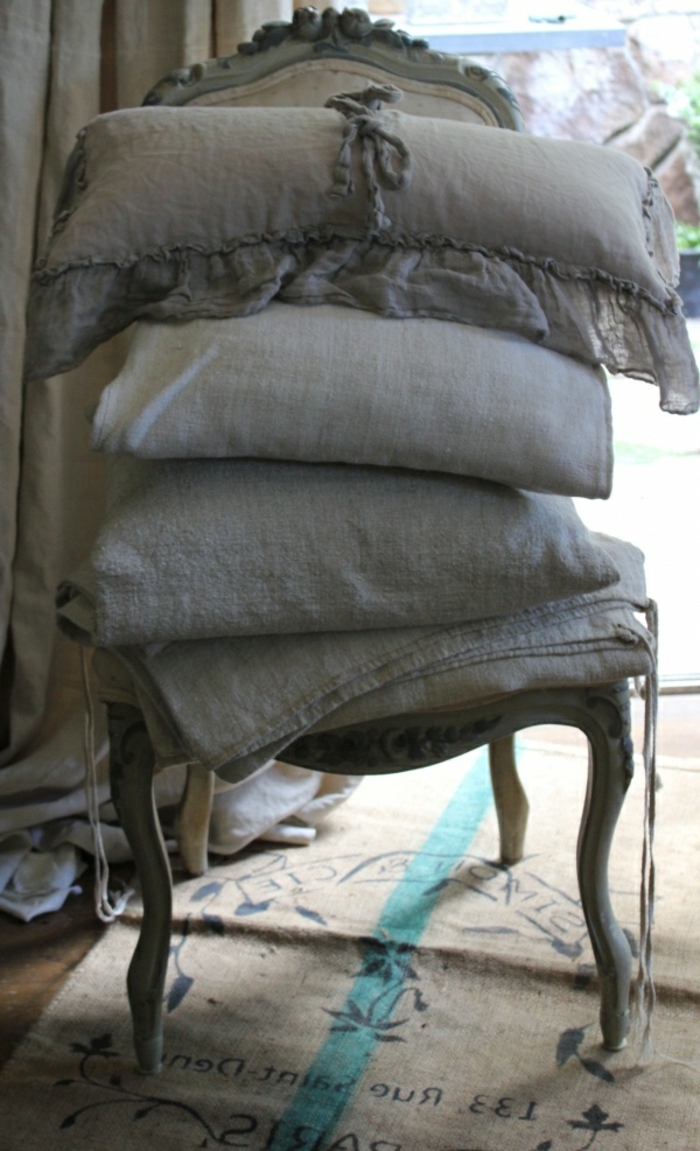 linge-de-lit-en-lin-sommiers-lin-gris-et-chaise-vintage