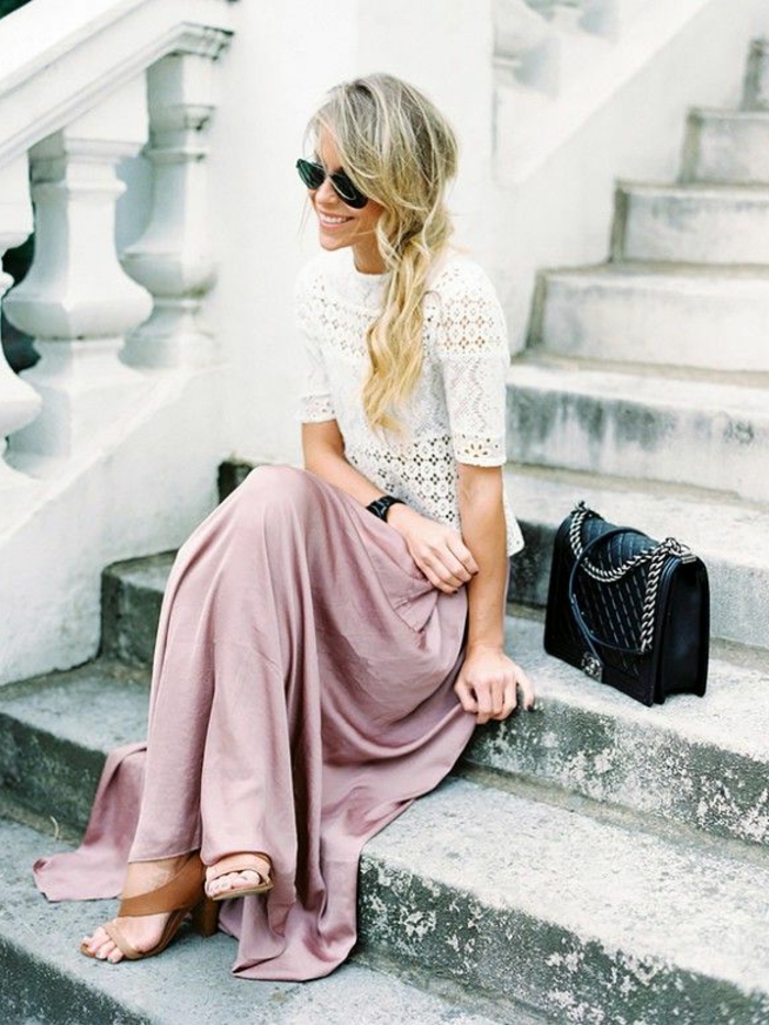 longue-robe-d-été-robe-été-longue-idée-tenue-sur-les-escaliers-jupe-longue-rose-pale-femme-blonde-lunettes