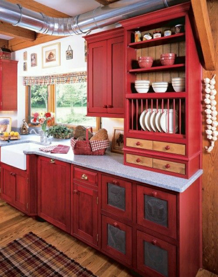 meubles-de-cuisine-rouge-sol-parquet-bois-massif-tapis-dans-la-cuisine