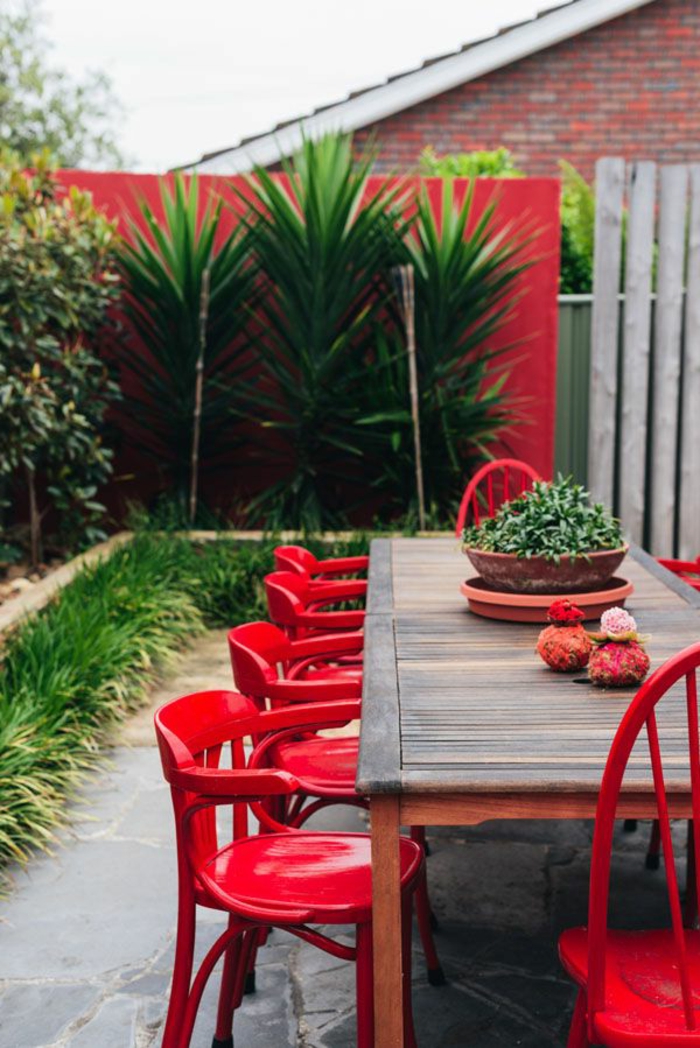 meubles-de-jardin-chaises-de-jardin-rouges-table-en-bois-de-jardin-chaise-et-table-ensemble